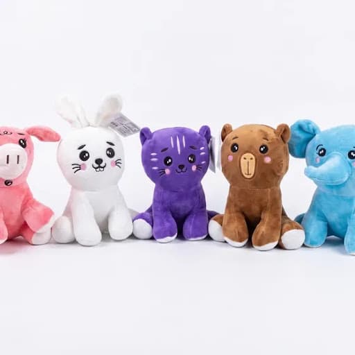 Kit com cinco bichinhos de pelúcia coloridos lado a lado
